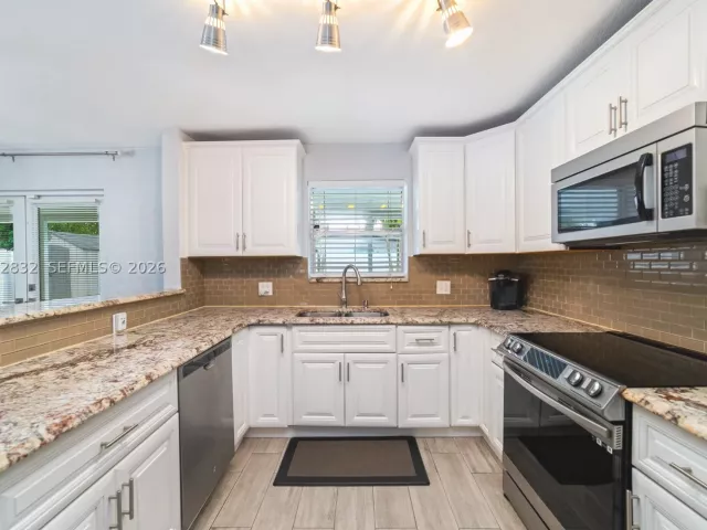 3-bedroom home for sale in Hollywood - 6750 Hope St - MondialRealty