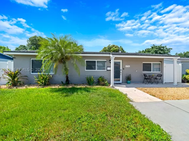 3-bedroom home for sale in Hollywood - 6750 Hope St - MondialRealty