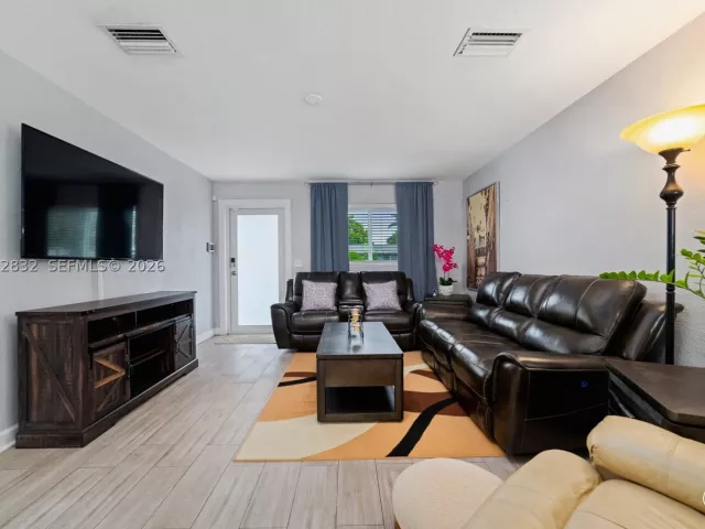 3-bedroom home for sale in Hollywood - 6750 Hope St - MondialRealty