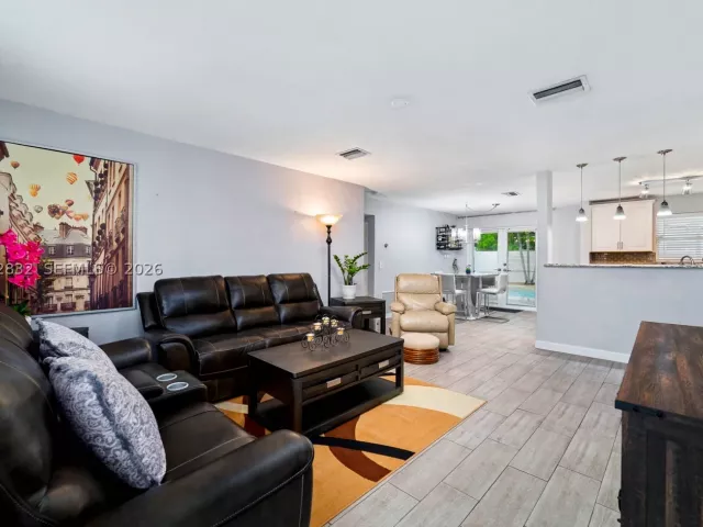 3-bedroom home for sale in Hollywood - 6750 Hope St - MondialRealty