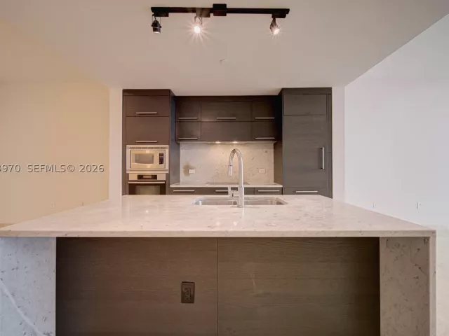 1-bedroom condo for rent in Miami - 900 Biscayne Blvd 5203 - MondialRealty