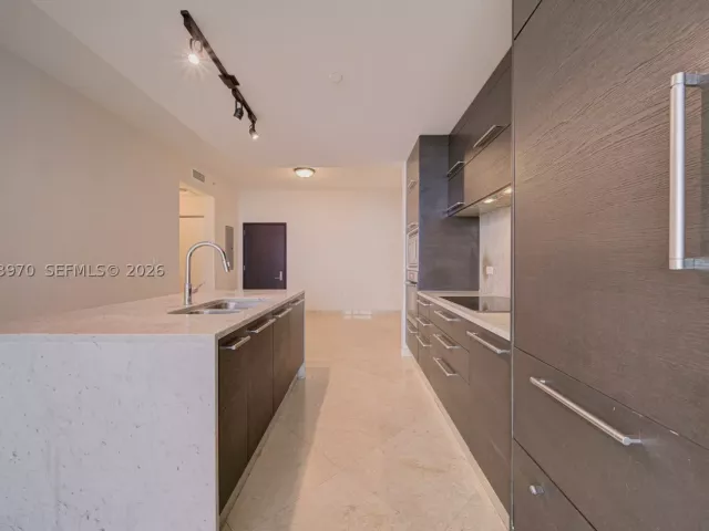 1-bedroom condo for rent in Miami - 900 Biscayne Blvd 5203 - MondialRealty