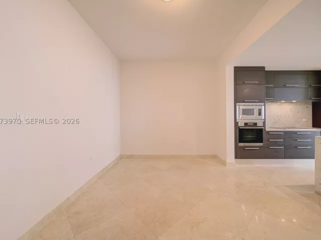 1-bedroom condo for rent in Miami - 900 Biscayne Blvd 5203 - MondialRealty
