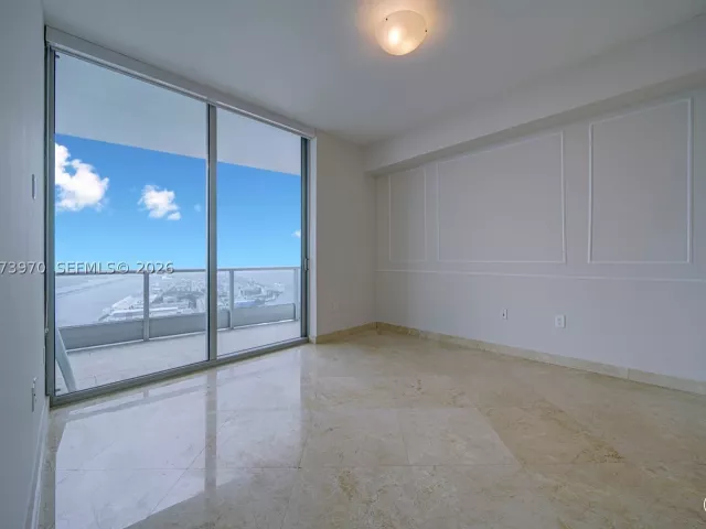 1-bedroom condo for rent in Miami - 900 Biscayne Blvd 5203 - MondialRealty