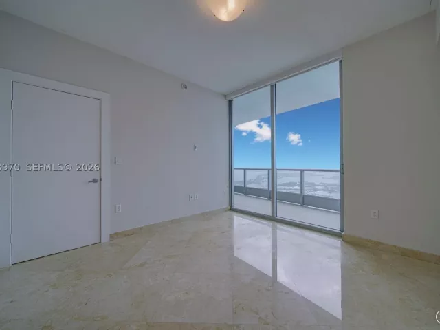 1-bedroom condo for rent in Miami - 900 Biscayne Blvd 5203 - MondialRealty