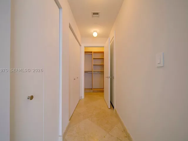 1-bedroom condo for rent in Miami - 900 Biscayne Blvd 5203 - MondialRealty