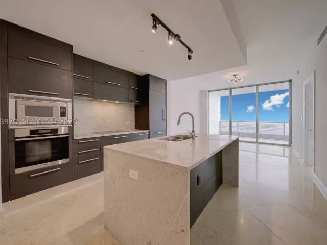1-bedroom condo for rent in Miami - 900 Biscayne Blvd 5203 - MondialRealty