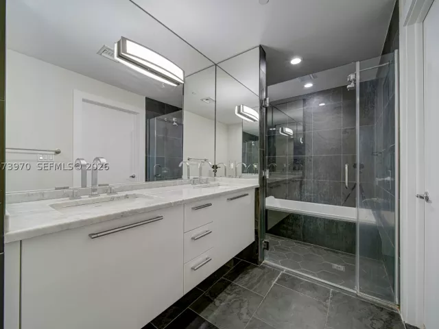 1-bedroom condo for rent in Miami - 900 Biscayne Blvd 5203 - MondialRealty