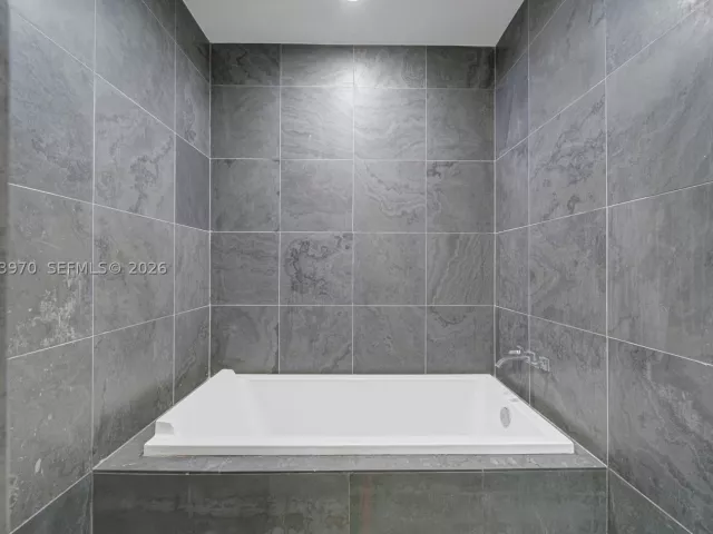 1-bedroom condo for rent in Miami - 900 Biscayne Blvd 5203 - MondialRealty