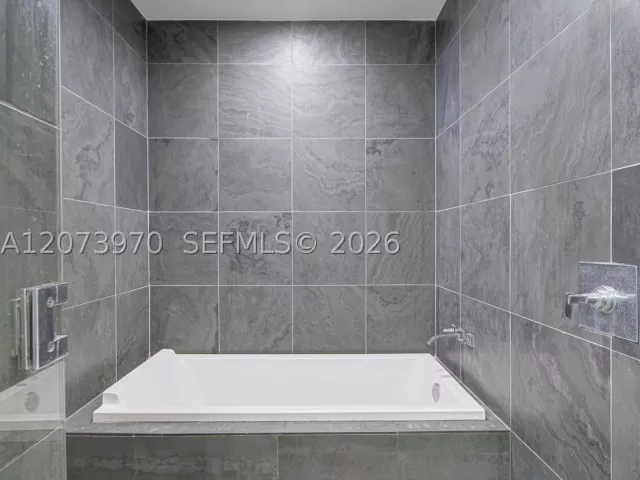 1-bedroom condo for rent in Miami - 900 Biscayne Blvd 5203 - MondialRealty