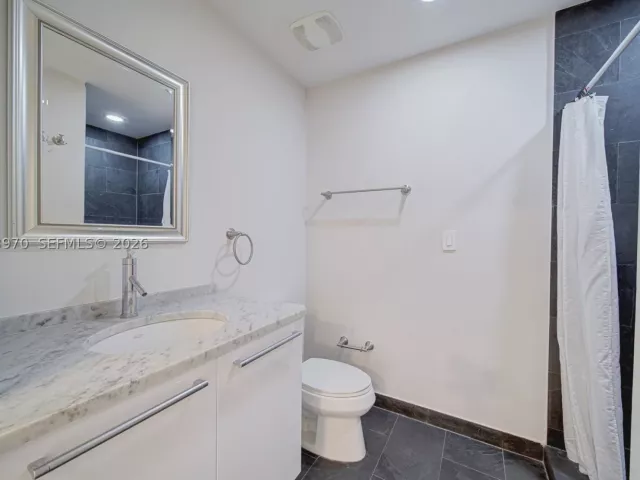 1-bedroom condo for rent in Miami - 900 Biscayne Blvd 5203 - MondialRealty