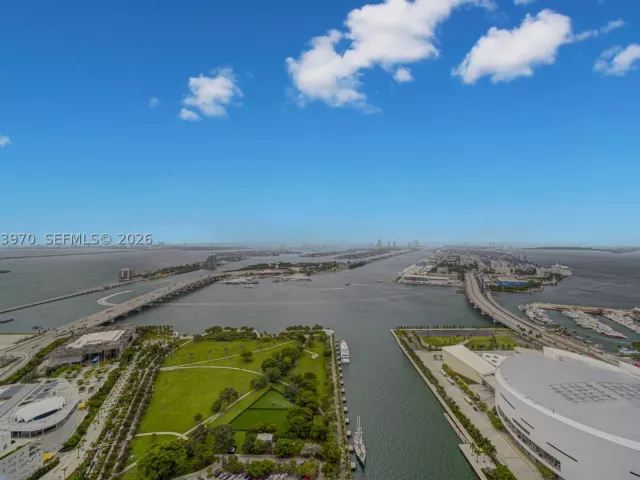 1-bedroom condo for rent in Miami - 900 Biscayne Blvd 5203 - MondialRealty