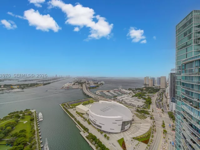 1-bedroom condo for rent in Miami - 900 Biscayne Blvd 5203 - MondialRealty