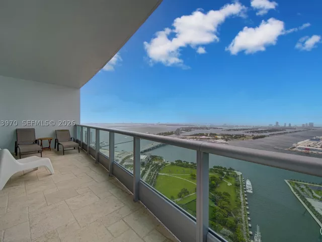 1-bedroom condo for rent in Miami - 900 Biscayne Blvd 5203 - MondialRealty