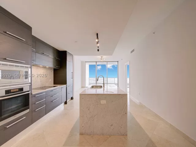 1-bedroom condo for rent in Miami - 900 Biscayne Blvd 5203 - MondialRealty