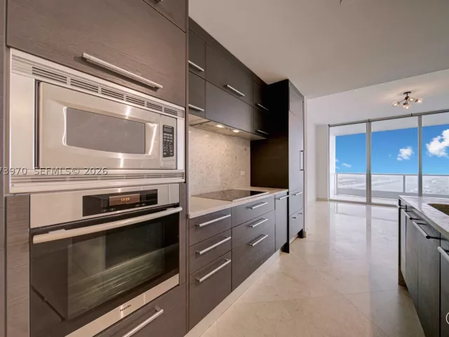 1-bedroom condo for rent in Miami - 900 Biscayne Blvd 5203 - MondialRealty