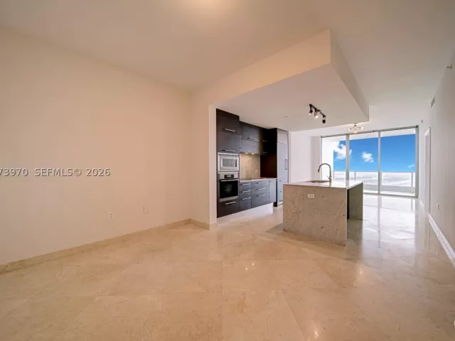 1-bedroom condo for rent in Miami - 900 Biscayne Blvd 5203 - MondialRealty