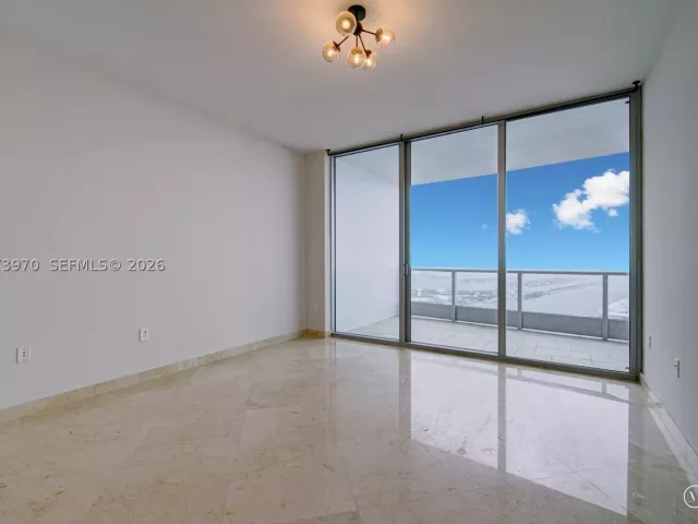 1-bedroom condo for rent in Miami - 900 Biscayne Blvd 5203 - MondialRealty