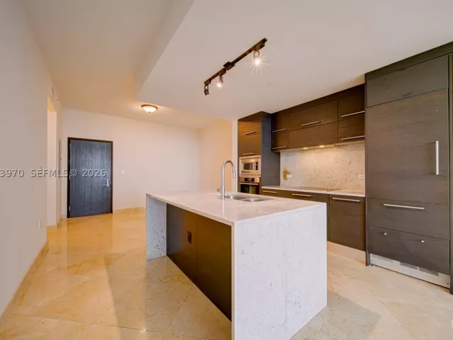 1-bedroom condo for rent in Miami - 900 Biscayne Blvd 5203 - MondialRealty