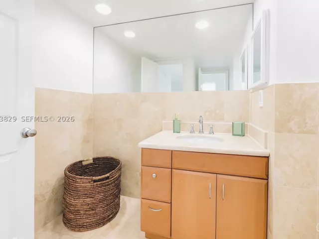 2-bedroom condo for rent in Hollywood - 4001 S Ocean Dr 3J - MondialRealty