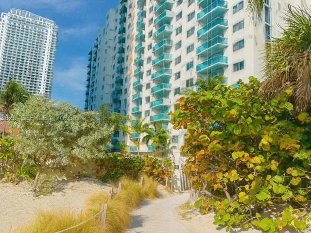 2-bedroom condo for rent in Hollywood - 4001 S Ocean Dr 3J - MondialRealty