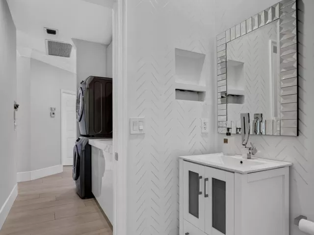 3-bedroom home for sale in West Palm Beach - 2185 Regents Boulevard - MondialRealty