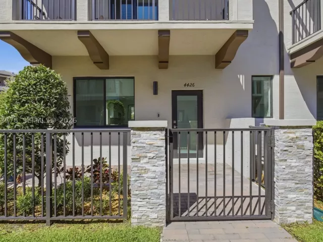 3-bedroom home for rent in Doral - 4426 NW 83 PKWY 0 - MondialRealty