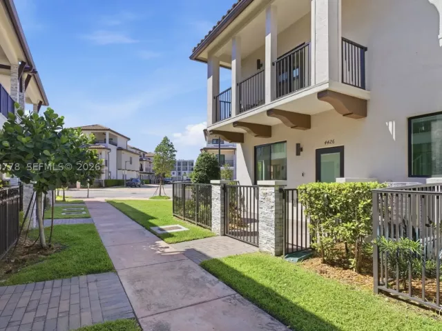 3-bedroom home for rent in Doral - 4426 NW 83 PKWY 0 - MondialRealty
