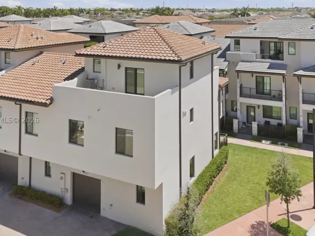 3-bedroom home for rent in Doral - 4426 NW 83 PKWY 0 - MondialRealty