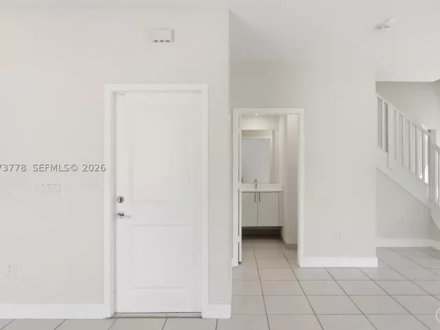 3-bedroom home for rent in Doral - 4426 NW 83 PKWY 0 - MondialRealty