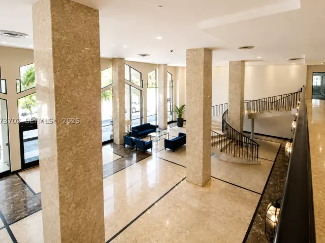 2-bedroom condo for sale in Miami Beach - 5601 Collins Ave 1009 - MondialRealty
