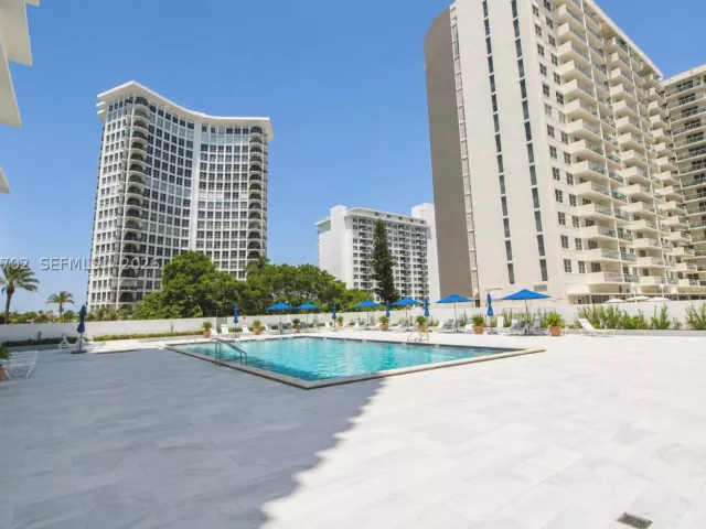 2-bedroom condo for sale in Miami Beach - 5601 Collins Ave 1009 - MondialRealty