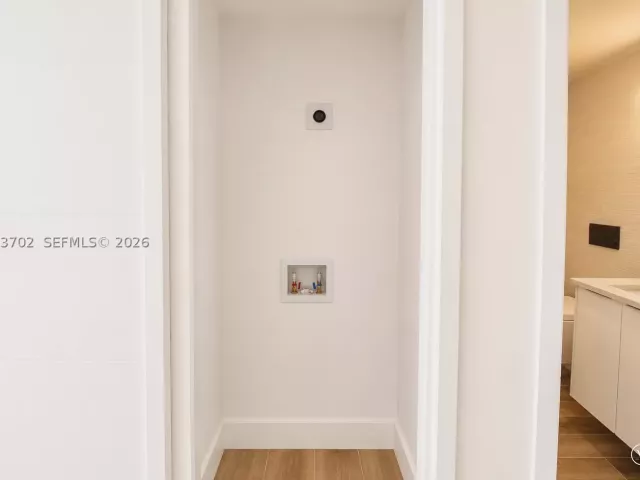 2-bedroom condo for sale in Miami Beach - 5601 Collins Ave 1009 - MondialRealty