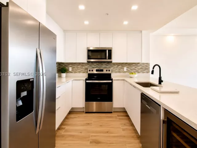 2-bedroom condo for sale in Miami Beach - 5601 Collins Ave 1009 - MondialRealty