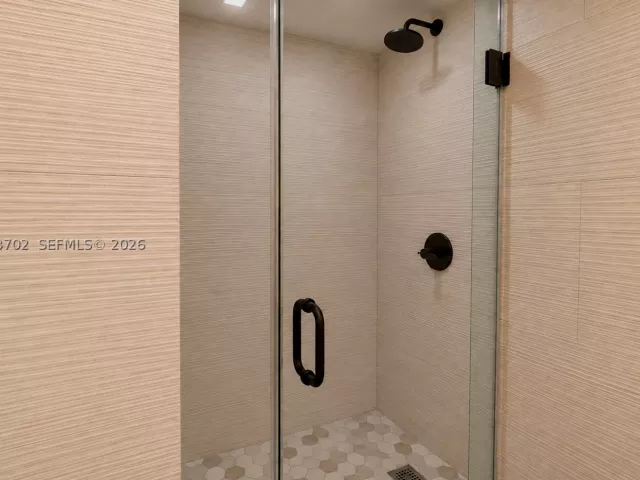 2-bedroom condo for sale in Miami Beach - 5601 Collins Ave 1009 - MondialRealty