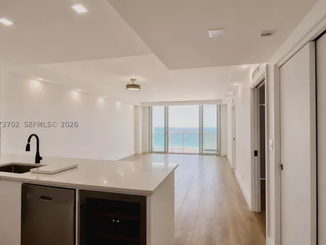 2-bedroom condo for sale in Miami Beach - 5601 Collins Ave 1009 - MondialRealty
