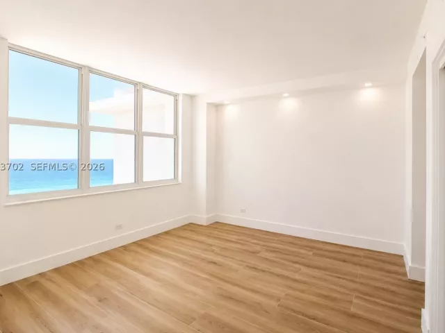 2-bedroom condo for sale in Miami Beach - 5601 Collins Ave 1009 - MondialRealty