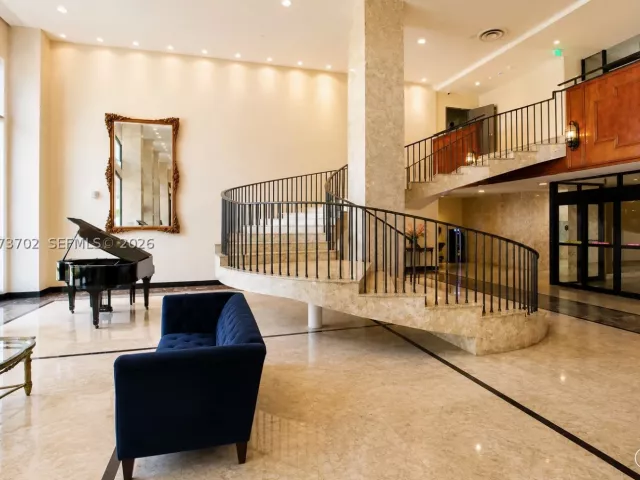 2-bedroom condo for sale in Miami Beach - 5601 Collins Ave 1009 - MondialRealty