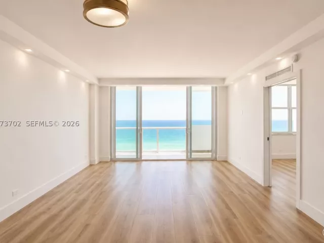 2-bedroom condo for sale in Miami Beach - 5601 Collins Ave 1009 - MondialRealty