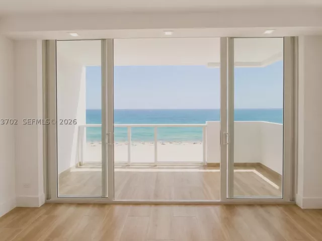 2-bedroom condo for sale in Miami Beach - 5601 Collins Ave 1009 - MondialRealty