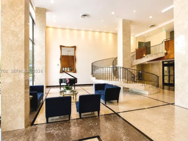 2-bedroom condo for sale in Miami Beach - 5601 Collins Ave 1009 - MondialRealty