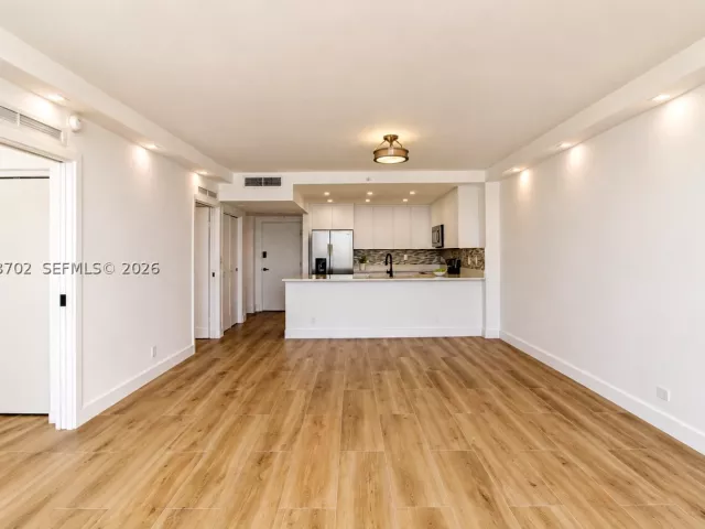 2-bedroom condo for sale in Miami Beach - 5601 Collins Ave 1009 - MondialRealty