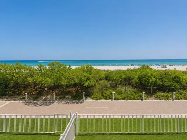 2-bedroom condo for sale in Miami Beach - 5601 Collins Ave 1009 - MondialRealty