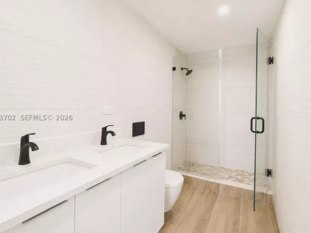2-bedroom condo for sale in Miami Beach - 5601 Collins Ave 1009 - MondialRealty