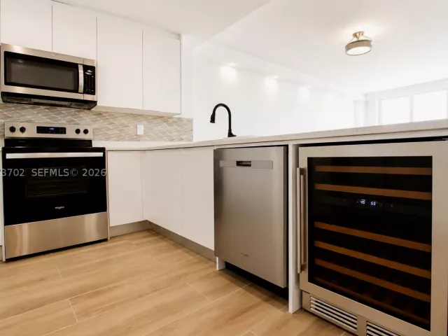 2-bedroom condo for sale in Miami Beach - 5601 Collins Ave 1009 - MondialRealty
