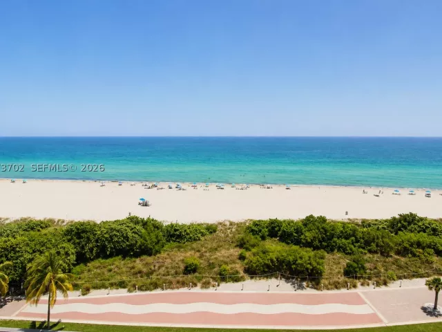 2-bedroom condo for sale in Miami Beach - 5601 Collins Ave 1009 - MondialRealty