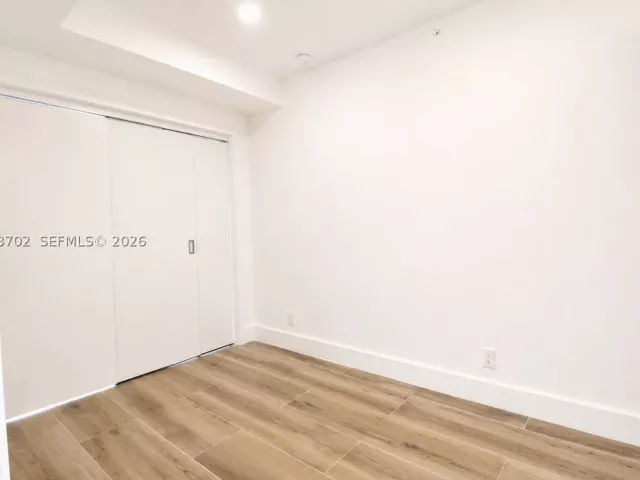 2-bedroom condo for sale in Miami Beach - 5601 Collins Ave 1009 - MondialRealty