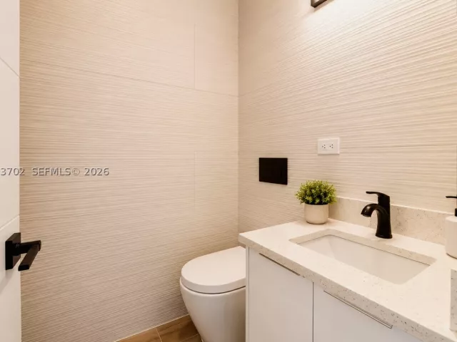 2-bedroom condo for sale in Miami Beach - 5601 Collins Ave 1009 - MondialRealty