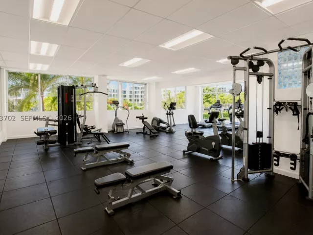 2-bedroom condo for sale in Miami Beach - 5601 Collins Ave 1009 - MondialRealty