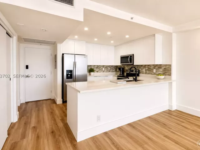 2-bedroom condo for sale in Miami Beach - 5601 Collins Ave 1009 - MondialRealty
